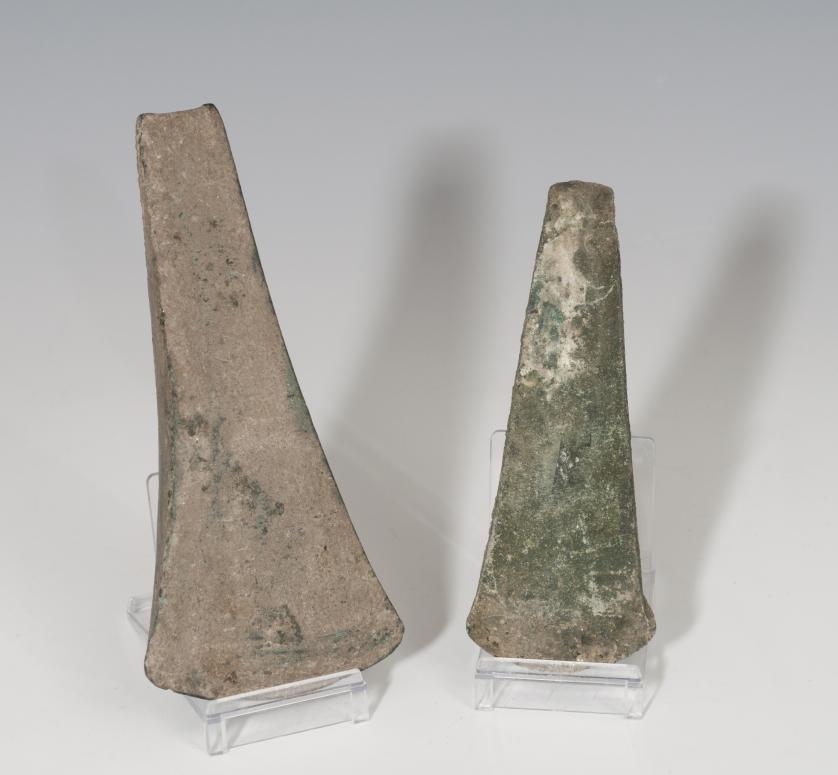 433   -  PREHISTORIA. Edad de Bronce. Lote de dos hachas (1800-1500 a.C.). Bronce. Longitud 11,8 y 14,2 cm.