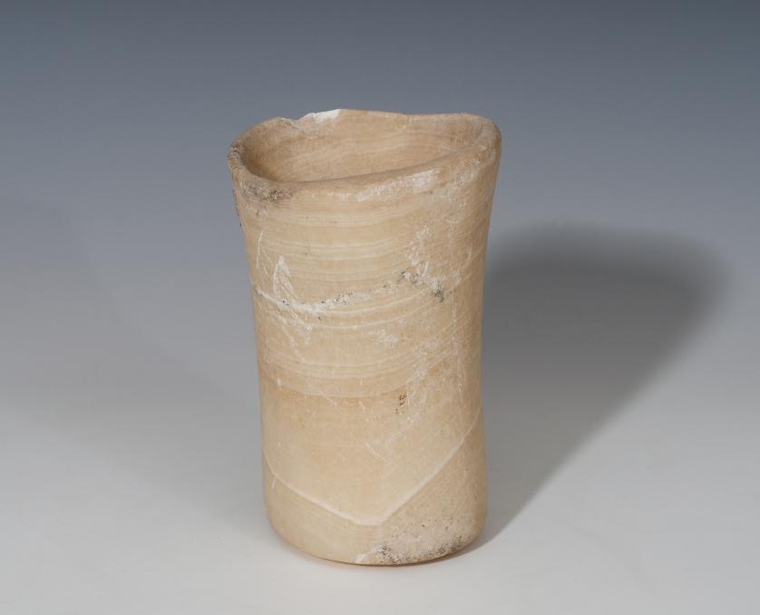436   -  SUR DE ARABIA. Vaso votivo (I milenio a.C.). Calcita-Alabastro. Altura 13,4 cm. Diámetro 8,6 cm.