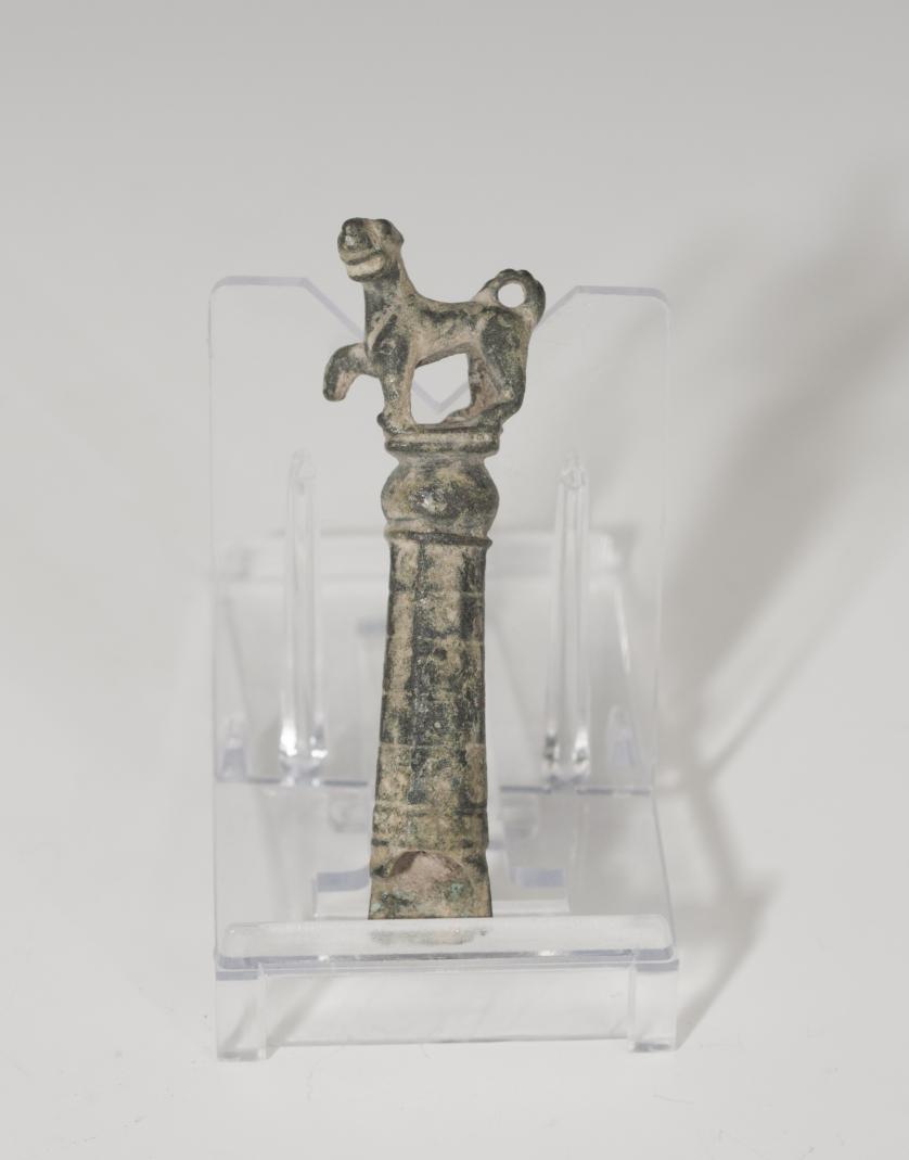 475   -  ROMA. Imperio Romano. Mango de cuchillo o espejo (II-IV d.C.). Bronce. Con representación de perro en parte distal. Altura 6,2 cm.