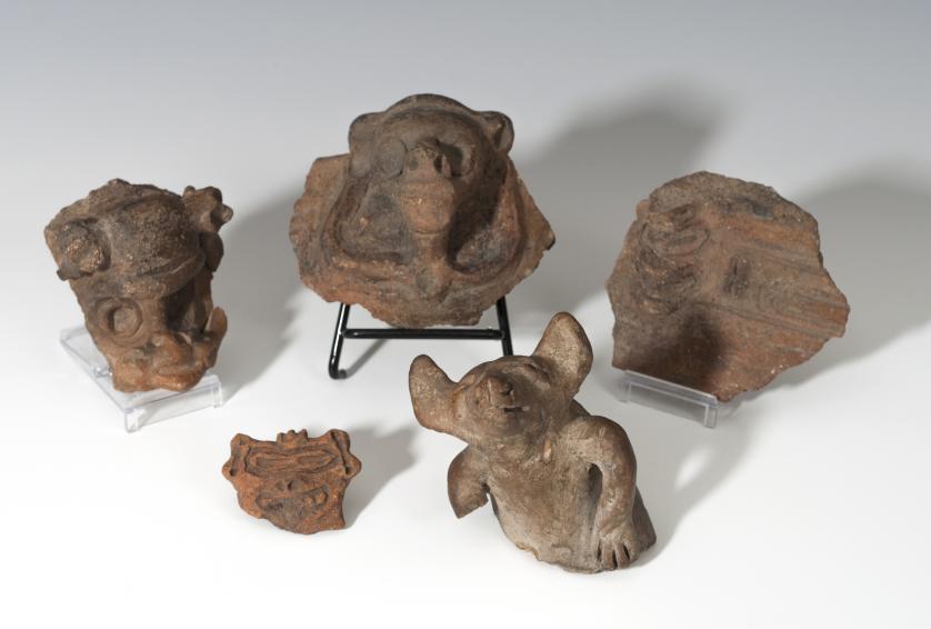 494   -  PREHISPÁNICO. Período Formativo Temprano-Medio. Terracota. Lote de cinco fragmentos de recipientes cerámicos de diversas épocas y culturas incluyendo un asa zoomorfo y un fragmento de figura zoomorfa. Altura 4,0-9,7 cm.