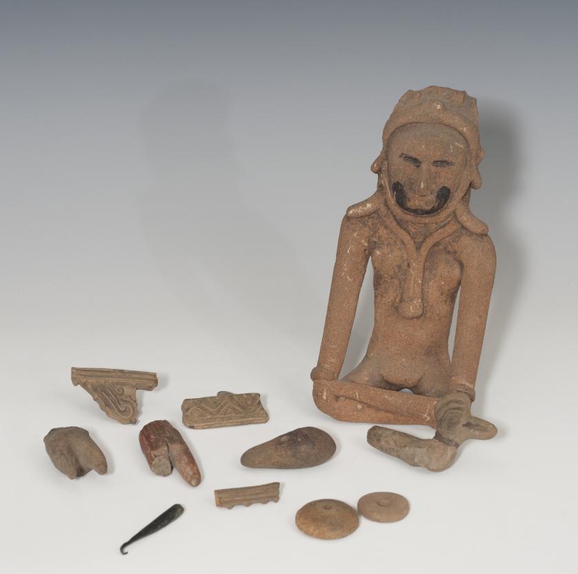 496   -  PREHISPÁNICO. Período Formativo Temprano-Medio. Lote de 11 objetos: pintaderas, figura antropomorfa, recipiente zoomorfo, fragmentos de figuras de diversas épocas y culturas. Altura figura 19,1 cm.