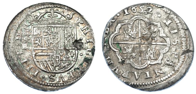 2529   -  FELIPE IV. 2 reales. 1652. Segovia. BR. AC-964. Algo descentrada. Hojitas y pequeñas oxidaciones. MBC+/MBC.