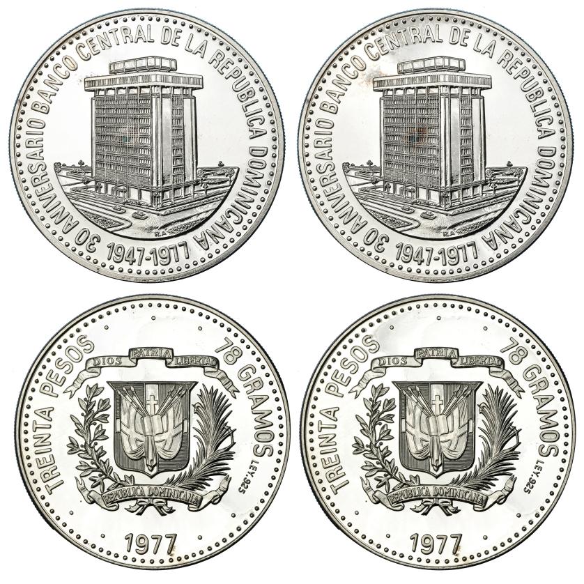 2640   -  MONEDA EXTRANJERA. REPÚBLICA DOMINICANA. Lote de 2 piezas de 30 pesos. 1977. 30 Aniversario del Banco Central. AR 78 g. KM-46. SC.