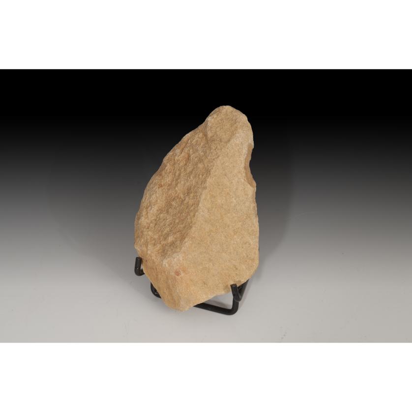2645   -  PREHISTORIA. Bifaz (Achelense, 200.000 a.C.). Cuarcita. Altura 13,5 cm.