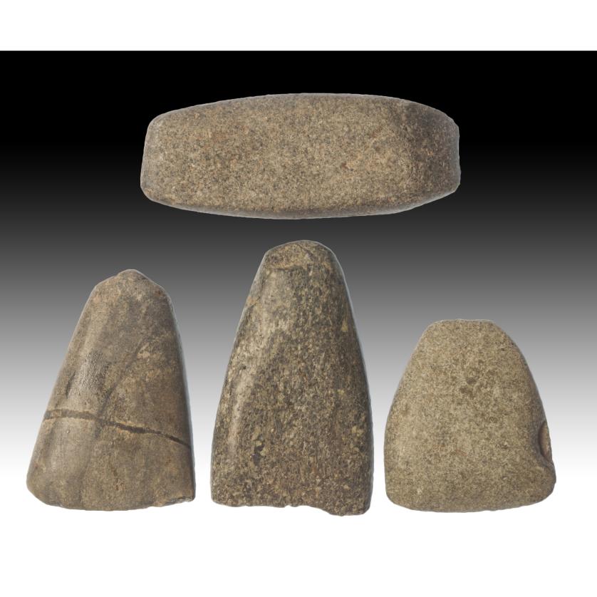 2648   -  PREHISTORIA. Neolítico. Lote de 4 azuelas pulimentadas (5400-5000 A.C.). Piedra metamórfica. Longitud 4,0-6,2 cm.