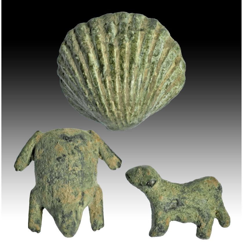 2663   -  HISPANIA ANTIGUA. Cultura ibérica. Lote de tres figuras: concha, rana y oveja (V-II a.C.). Bronce. Altura: 3,0; 3,2 y 3,4 cm.