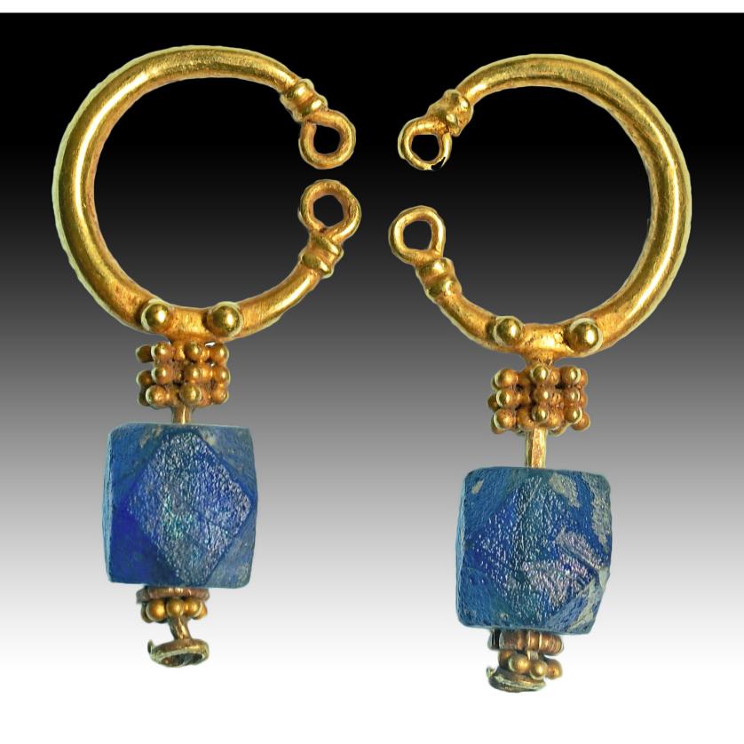 2676   -  ROMA. Imperio Romano. Par de pendientes (I-III d.C). Oro. Con decoración de técnica de granulado y piedra azul. Longitud 31 mm.