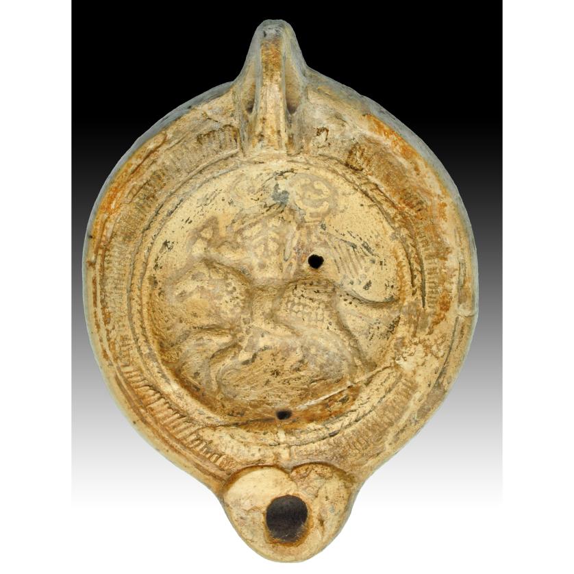 2684   -  ROMA. Imperio Romano. Lucerna (II d.C.). Terracota. Representa al dios Mercurio montado en la parte posterior de un carnero sujetando un caduceo. Marca de alfarero. Longitud 12,0 cm.