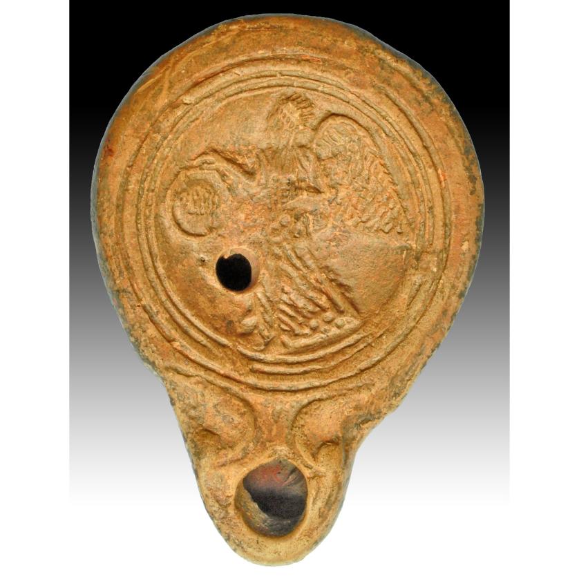 2685   -  ROMA. Imperio Romano. Lucerna (II d.C.). Terracota. Representa Victoria alada con escudo de buenos augurios. Longitud 9,5 cm.