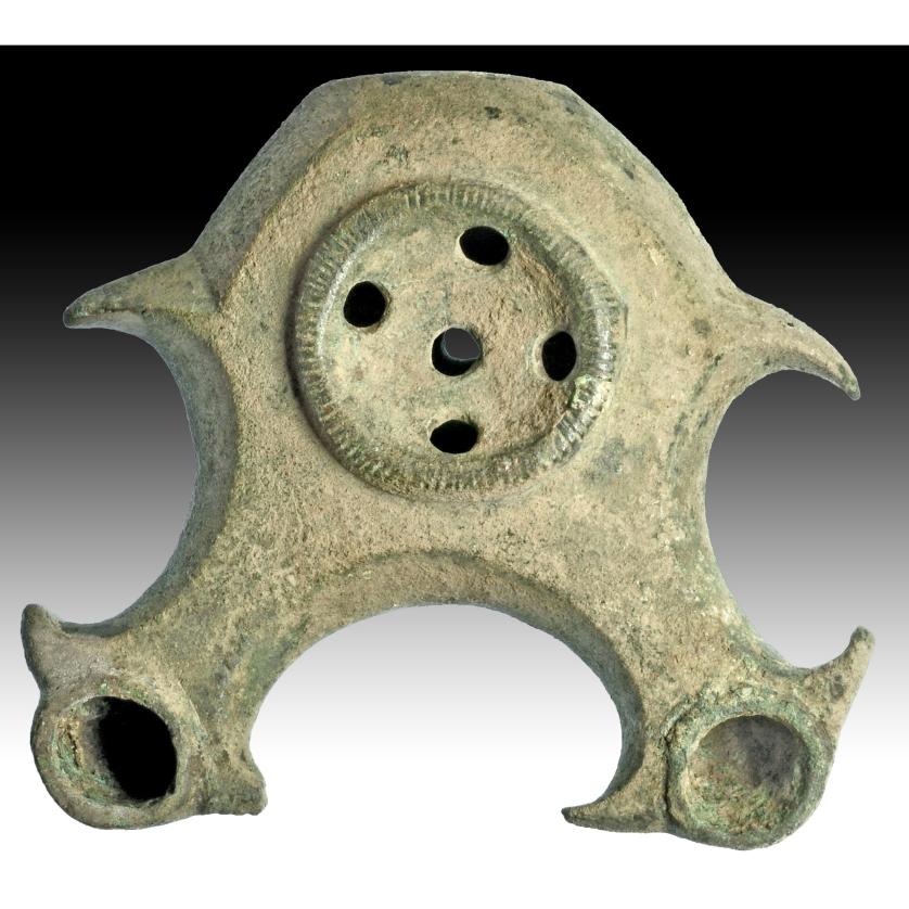 2689   -  ROMA. Imperio romano. Lucerna (I d.C.). Bronce. Tipo de doble boca. Longitud 13,5 cm.