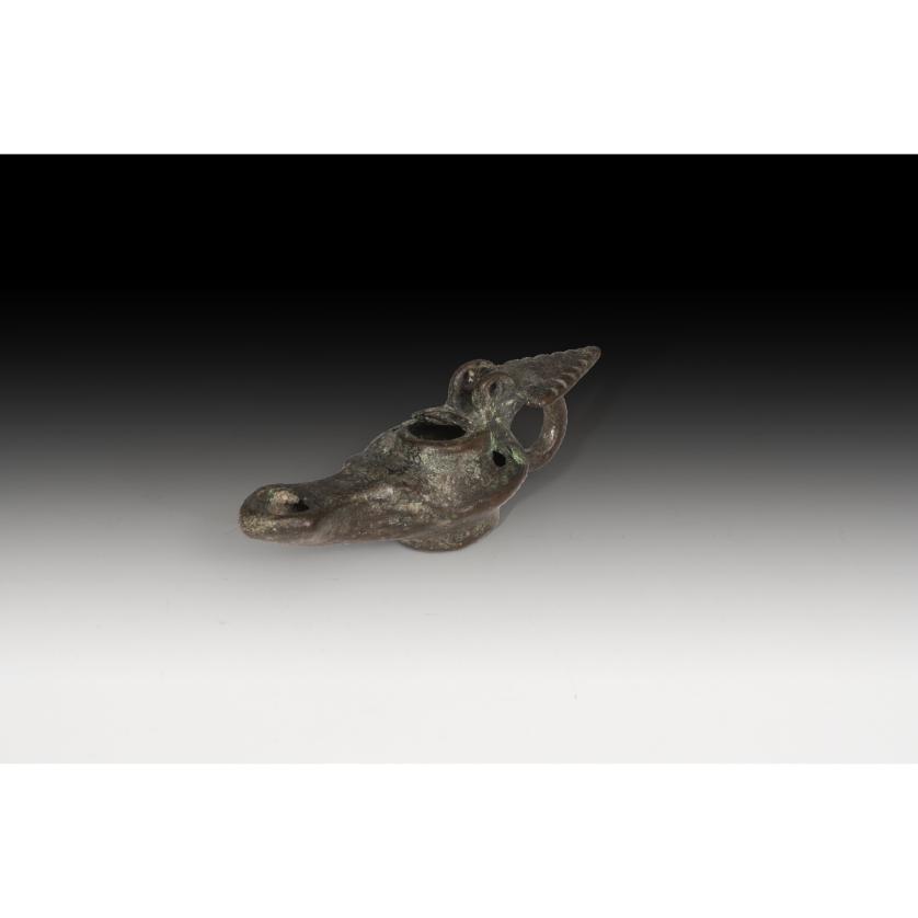 2690   -  ROMA. Imperio Romano. Lucerna (II-V d.C.). Bronce. Piquera trilobulada, un agujero central de llenado y asa en forma vegetal. Longitud 10,0 cm.
