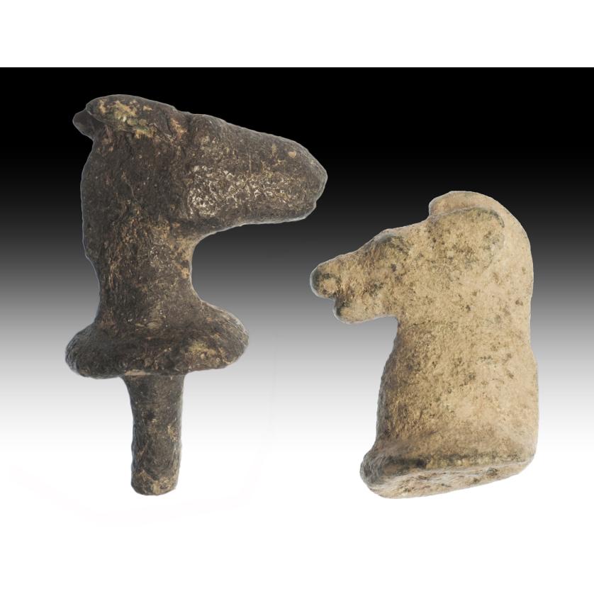 2701   -  ROMA. Imperio Romano. Lote de dos apliques (I-II d.C.). Bronce. Con representación de cabeza de caballo.  Altura 2,9-4,4 cm.