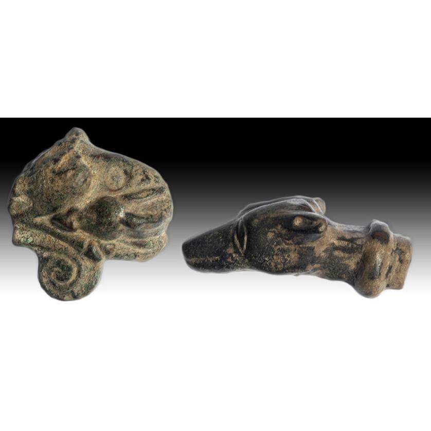 2704   -  ROMA. Imperio Romano. Lote de dos objetos (I-IV d.C.). Bronce. Aplique con representación incierta y remate en forma felina. Longitud 3,2 y 4,6 cm.