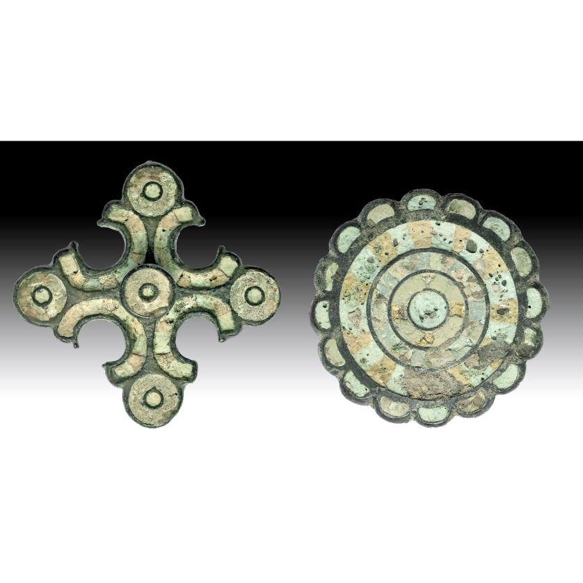 2709   -  ROMA. Imperio Romano. Lote de dos objetos (V d.C.). Bronce y pasta vítrea. Una fíbula y un aplique, ambos con decoraciones de pasta vítrea polícroma. Diámetro: 3,0 cm y 4,2 cm. 