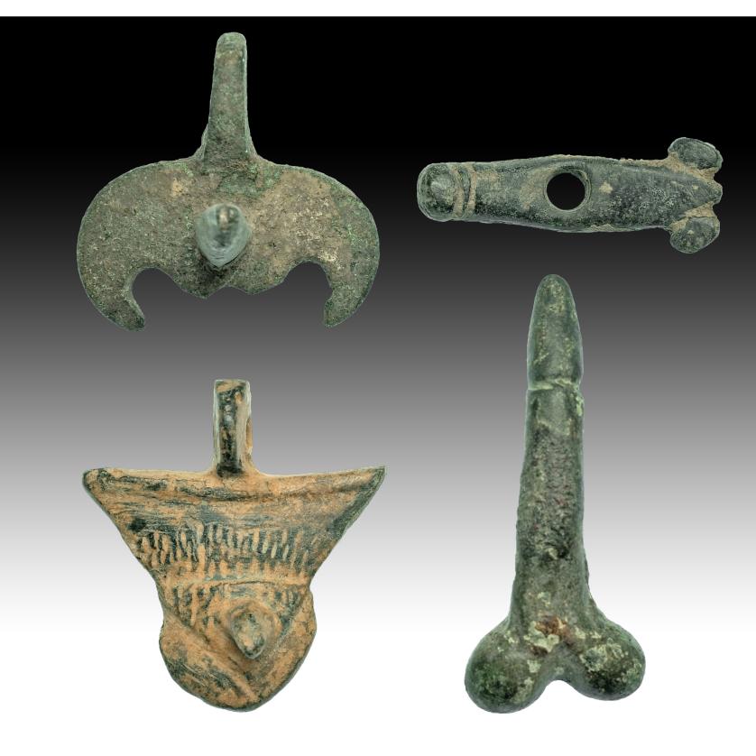 2710   -  ROMA. Imperio Romano. Lote de cuatro amuletos fálicos (I-II d.C.). Bronce. Tres con anilla. Altura 3,2-4,8 cm.