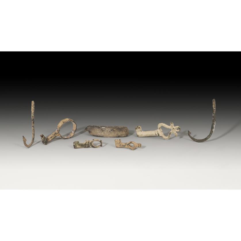 2724   -  ROMA. Imperio Romano. Lote de siete objetos (I-IV d.C.). Bronce. Dos anzuelos, cuatro llaves y un objeto rectangular con apéndice punzante. Altura 4,1 cm (anzuelos). Longitud 2,6-4,5 cm.