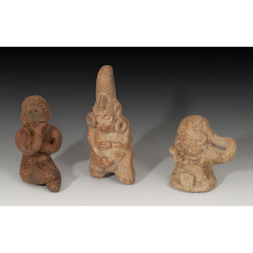 2745   -  PREHISPÁNICO. Período Formativo Temprano-Medio. Terracota. Lote de tres figuras antropomorfas de diversas épocas y culturas. Altura 7,0-11,9 cm.