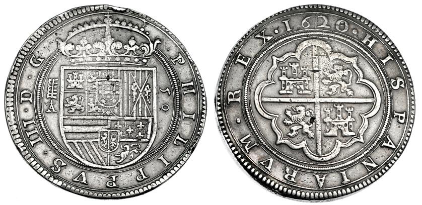 1004   -  FELIPE III. 50 reales. 1620. Segovia. A superada de cruz. A/ PHILIPPUS III DG. R/ HISPANIARUM REX. Leyendas separadas por puntos. AC-1003. Golpecitos en canto. Pequeñas marcas. MBC. Rara. Es de sobra conocida la importancia de las acuñaciones extraordinarias de las piezas de 50 reales y 100 ducados que se hicieron en el Ingenio de Segovia durante el siglo XVII como muestra propagandística del poder de la Monarquía Hispánica en esos años. Unas piezas que solo se podían acuñar con una licencia especial del monarca, que se daba a sus principales cortesanos, a grandes comerciantes, o para conmemorar importantes visitas de Estado, como la del Príncipe de Gales en 1623. La pieza de 1620, ensayada por Esteban de Pedrera, fue consecuencia de la licencia concedida al conde de Chinchón, Luis Jerónimo de Cabrera y Bobadilla, por esos años tesorero general del Consejo de Aragón y Alcaide hereditario, Guarda mayor y Alférez Real del Alcázar de Segovia, y Tesorero perpetuo de las Casas de moneda de dicha ciudad, que había solicitado al monarca poder acuñar 50 piezas de este valor para fines personales, aportando él mismo el metal para hacerlas; a la que se añadió también el permiso para que hiciera el mismo número de piezas y con las mismas condiciones a don Pedro Messia de Tovar, en esos momentos miembro del Consejo de Hacienda, y que antes había sido tesorero general del reino de Castilla, y luego fue Consejero de Indias, siendo ennoblecido como conde de Molina de Herrera (1627). Estas piezas fueron las últimas acuñadas a nombre de Felipe III