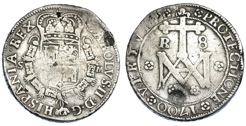 1071   -  CARLOS II. 8 reales. 1700. Sevilla. M. AC-802. Hojas en anv. y punzón circular en rev. BC+. Muy rara.