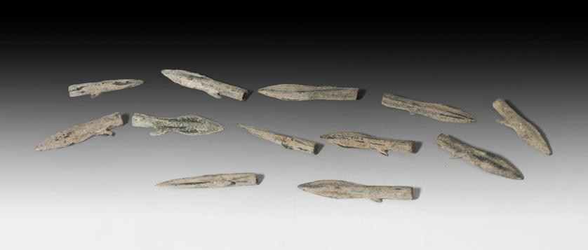 2011   -  HISPANIA ANTIGUA. Fenicio-púnico. Lote de doce puntas de flecha (VII-V a.C.). Bronce. De doble filo y anzuelo. Longitud 3,6-5,1 cm.