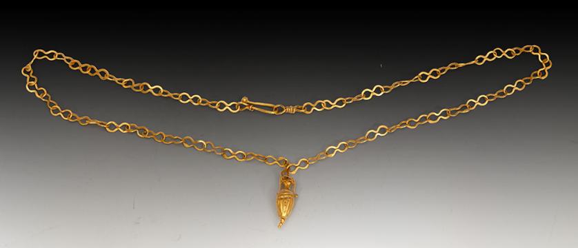 2022   -  ROMA. Imperio Romano. Collar con colgante (I-II d.C.). Oro. Colgante en forma de ánfora. Longitud 19,6 cm.