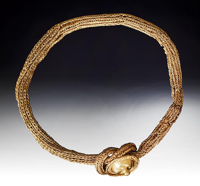 2024   -  ROMA. Imperio Romano. Pulsera (I-III d.C.). Oro. Formada con el  nodus herculeus y retocada con un aplique circular. Diámetro interior 39 mm.