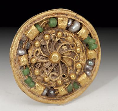 2048   -  BIZANCIO. Botón o aplique indumentario (IX-XI d.C.). Oro, pasta vítrea y perlas. Con decoración de filigrana. Diámetro 20 mm.