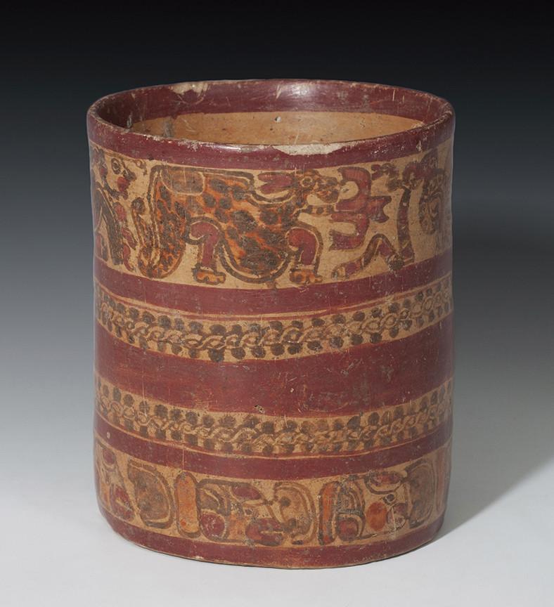 2053   -  PREHISPÁNICO. Cultura Maya. Vaso cilíndrico (550-950 d.C.). Cerámica policromada. Con decoración zoomorfa y geométrica. Altura 16,0 cm. Diámetro 13,4 cm. Presenta prueba de termoluminiscencia. 