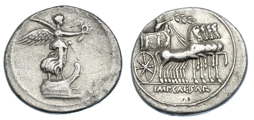 432 - PERIODO DE JULIO CÉSAR A AUGUSTO. AUGUSTO. Denario. Ceca móvil (29-27 a.C.). A/ Victoria a der. con corona y palma. R/ Octaviano en cuadriga; IMP CAESAR. AR 3,68 g. 20 mm. RIC-264. FFC-90. MBC-/MBC. Escasa.