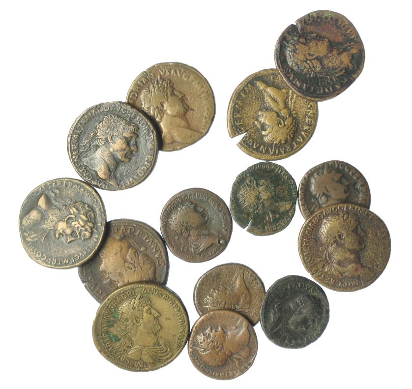 435   -  IMPERIO ROMANO. Lote de 14 piezas de Trajano (7) y Adriano (7): sestercios (8), dupondios (2) y ases (4), uno con ases (4), uno con agujero. Calidad media BC+/MBC-.