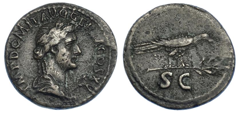 486   -  IMPERIO ROMANO. DOMICIANO. Cuadrante. Roma (90-91 d.C.). A/ Busto laureadao y drapeado de Apolo a der. con rama de laurel; IMP DOMIT AVG GERM COS XV. R/ Cuervo a der. sobre rama de laurel, debajo SC. AE 3,70 g. 19,4 mm. RIC-715. MBC/MBC-. Escasa.