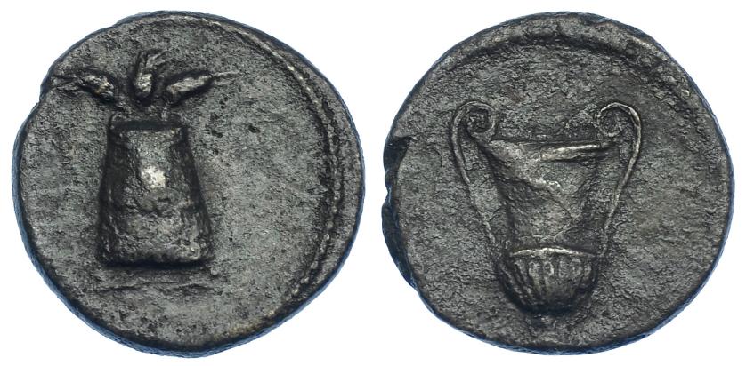 489   -  IMPERIO ROMANO. Periodo de Domiciano a Antonino Pío. Cuadrante o tésera. Roma (81-161). A/ Modius con tres espigas. R/ Cántaro. AE 3,06 g. 17,6 mm. RIC-No. Pátina oscura. MBC. Rara.