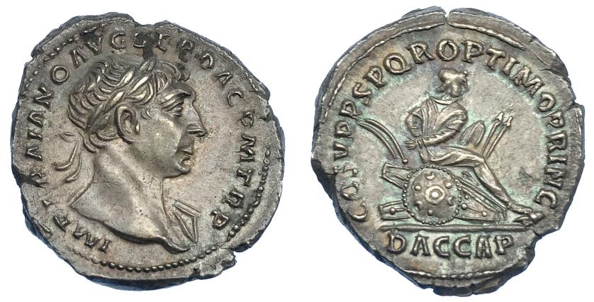 498   -  IMPERIO ROMANO. TRAJANO. Denario. Roma (103-111). A/ Busto laureado a der.; con manto sobre el hombro izq.; IMP TRAIANO AVG GER DAC P M TR P. R/ Dacio sentado sobe pila de armas a der. Con las manos atadas a la espalda; COS V P P SPQR OPTIMO PRINC, exergo DAC CAP. AR 3,36 g. 20,1 mm. RIC-96. Ligera pátina. EBC+. 