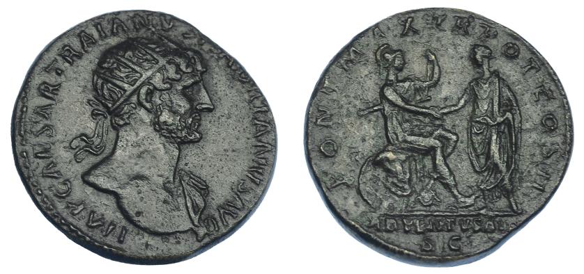 537   -  IMPERIO ROMANO. ADRIANO. Dupondio. Roma (117). A/ Busto radiado a der., con manto sobre el hombro izq.; IMP CAESAR TRAIANVS HADRIANVS AVG. R/ Roma sentada a der. con lanza, estrechando la mano a Adriano togado y de pie a izq.; PONT MAX TR POT COS II, exergo ADVENTVS AVG /SC. AE 11,75 g. 26,1 mm. RIC-159. Pátina verde rugosa. MBC+. Escasa. 