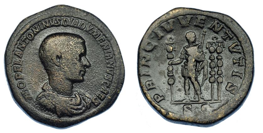 562   -  IMPERIO ROMANO. DIADUMENIANO. Sestercio. Roma (217-218). A/ Busto drapeado y con coraza a der.; M OPEL ANTONINVS DIADVMENIANVS CAES. R/ El emperador de frente sosteniendo signum y cetro, a la der. signum y aquila; PRINC IVVENTVTIS, SC. AE 23,78 g. 33,9 mm. Porosidades en anv. MBC-. Rara.