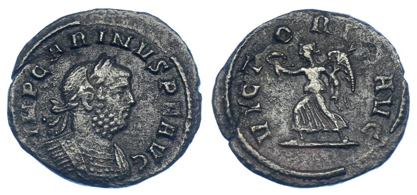 582   -  IMPERIO ROMANO. CARINO. Quinario. Roma (283-285). A/ Busto laureado y con coraza a der.; CARINVS P F AVG. R/ Victoria avanzando a izq. con corona y palma; VICTORIA AVG. AR 1,91 g. 18,3 mm. RIC-280. Grieta. MBC-. Muy rara.