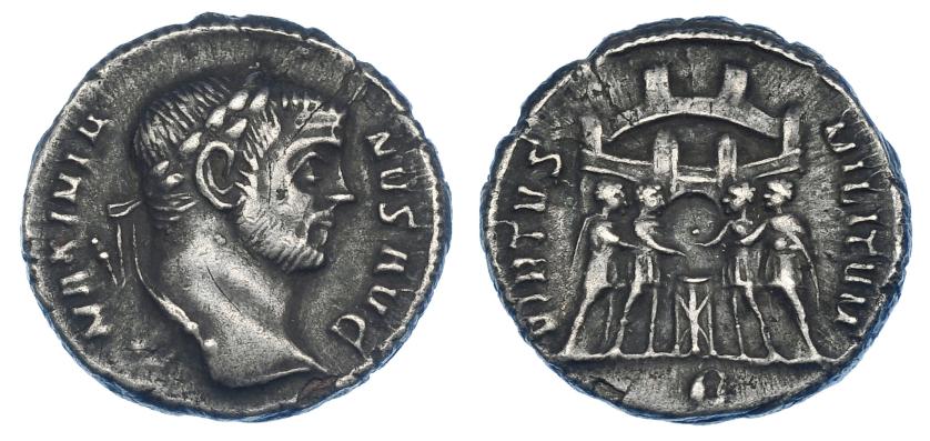 585   -  IMPERIO ROMANO. MAXIMIANO. Argénteo. Roma (294). R/ Diocleciano, Maximiano, Constantino y Galerio sacrificando sobre un trípode; VIRTVS MILITVM. AR 3,35 g. 17,2 mm. RIC-32b. Pequeña grieta. MBC.