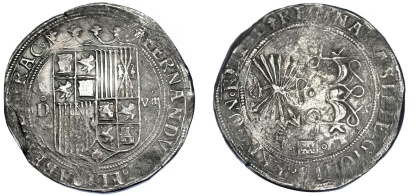 858   -  REYES CATÓLICOS. 8 reales. Segovia. D. A/ FERNDV(S E)T ELISABET (DE)I GRAC. R/ REGINA (C)ASTE LEGIONIS ARAGON REX E(T)D. AR 26,53 g. 40,7 mm. AC-574. Oxidaciones en anv. y rev. MBC/MBC-. Rarísima. Pieza extremadamente rara, con marca de ensayador y valor en anverso a los lados del escudo, en su forma tradicional, pero que en reverso, junto a la marca de ceca, coloca de nuevo el signo de valor, algo que solo encontramos en las piezas de este valor realizadas en la Casa Vieja de Segovia, que en este caso ya pertenecen cronológicamente al reinado de Felipe II. Juan de Arfe y Villafañe, en su obra Quilatador de la plata, oro y piedras preciosas (Valladolid, 1572), recuerda este anómalo hecho: 