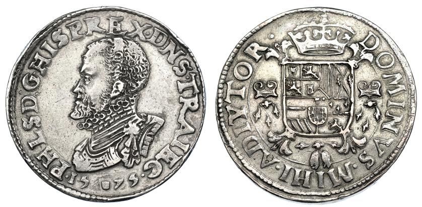 897   -  COLECCIÓN DE DUCATONES Y PATAGONES DE DOBLE PESO. FELIPE II. Doble escudo. 1575. Utrecht. A/ PHLS.D.G. HISP REX. DNS. TRAIEC. R/ DOMINUS MIHI ADIUTOR. AR 68,25 g. DEL 47a (R4). DAV-A8521.  Golpecito en canto. MBC+. Rarísima en esta conservación. A partir del reinado de Felipe II se hicieron emisiones especiales de las mayores piezas del sistema en las distintas provincias de los Países Bajos, con doble, triple, cuádruple o incluso quíntuple peso. Son los llamados Piedfort, cuyo origen se remonta al siglo XII y que, parece ser, nacieron como prueba técnica de la ceca, modelo de acuñación y probable método contable de producción, siempre fácilmente distinguibles por el grosor de su cospel, pero a mediados del siglo XIV se empezaron a utilizar también como regalos diplomáticos y empezaron a ser muy demandados, tanto que en 1355, Francia tuvo que dictar unas normas específicas para establecer a quién se le podía entregar y a quién no, fue el llamado dret de pied fort. Con esos antecedentes no es extraño que, ya en la época moderna, esta acuñación extraordinaria pasara a hacerse en otros lugares, como fue el caso de los Países Bajos, donde se solían utilizar como piezas de prestigio realizadas por mandato real para regalar a importantes personalidades del gobierno de las provincias y a dignatarios extranjeros, aunque también existía la opción de acuñarse a solicitud de particulares, que aportaban para ello la plata necesaria y luego las usaban con distintos fines, y aunque en principio no estuvieran destinadas para circular, de hecho tenemos pruebas de que sí lo hicieron, y con un alto valor extrínseco. Dado el grosor de su cospel, que era su cualidad distintiva, su acuñación era en extremo complicada, y en la actualidad son piezas muy demandadas y escasas.En esta subasta se ofrece una gran colección de estas piezas: dobles escudos de Felipe II (Amberes sin fecha, Utrecht 1575), doble ducatón de los Archiduques Alberto e Isabel Clara Eugenia (Amberes, 1619); de Felipe IV una gran colección de dobles ducatones (Amberes 1623,1631, 1632, 1636, 1639, 1640, 1642 1645, 1650, 1658; Bruselas 1628, 1632, 1633, 1636, 1640, 1644, 1652, 1662, 1664) y dobles patagones (Amberes 1631, 1633, 1646; Bruselas 1622, 1623, 1639 1646; Maastricht 1624); de Carlos II una selección importante de Dobles ducatones (Amberes 1670; Bruselas 1668 1673,1677,1682 1694; Brujas 1670, 1694), para terminar con los realizados durante la Guerra de Sucesión por Felipe V( un doble ducatón de Amberes 1703) y por el Archiduque Carlos (Carlos III, unos dobles patagones (Amberes, 1709).