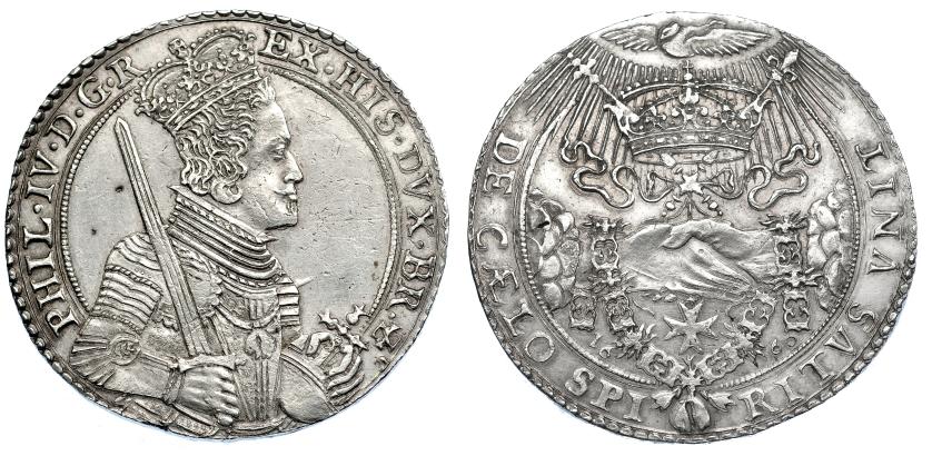 900   -  COLECCIÓN DE DUCATONES Y PATAGONES DE DOBLE PESO. FELIPE IV. Doble ducatón-medalla. Conmemoración de la Paz de los Pirineos (17-11-1659). A/ PHIL. IV.D.G.REX. HISP.DVX. BR.Z. R/ DE CAELO SPIRITVS VNIT. AR 65,12 g. Van Loon II-443. EBC-. Muy rara en esta conservación. Esta magnífica pieza es el máximo exponente de las monedas y medallas que conmemoraron esta paz, firmada entre Francia y España el 7 de noviembre de 1659, acuñada en este caso los Países Bajos Españoles o Flandes, como muchas veces se denominaba. Esta adscripción geográfica se visualiza en la leyenda de anverso, donde tras el título de Hispaniarum Rex se recoge únicamente el de Duque de Brabante (DVX BR), rodeando un retrato del rey de medio cuerpo, con armadura y toisón al cuello, en el que aparece con corona, espada y globo crucífero. El reverso muestra el tradicional tipo de la paz, con dos manos estrechándose que se identifican con las de ambos monarcas porque de ellas penden los collares de las órdenes del Espíritu Santo y del Toisón de Oro, las dinásticas de ambos soberanos (junto a las cuales aparece la fecha, 1660), bajo corona real y cetros cruzados, todo bajo una paloma radiante que representa el Espíritu Santo, con una leyenda alrededor: DE CAELO SPIRITVS VNIT (El Espíritu los une desde el cielo). Esta paz supuso el final de largos años de guerra, aunque supusiera que Francia recibiera en su frontera gran parte del condado de Artois y numerosas fortalezas en Flandes, Henao y Luxemburgo, aunque España recuperó Charolais. Esta paz se rubricó con la boda de María Teresa, la hija mayor de Felipe IV, con Luis XIV de Francia (9 de junio de 1660), que pretendía abrir un nuevo período de paz entre ambas Monarquías, aunque en la práctica no supuso más que un paso más en la hegemonía francesa en Europa. 