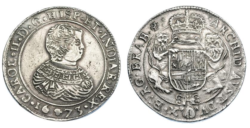 932   -  COLECCIÓN DE DUCATONES Y PATAGONES DE DOBLE PESO. CARLOS II. Doble ducatón. 1673. Bruselas. A/ CAROL. II. D. G. HISP. ET. INDIAR. REX. R/ . ARCHID. AVST. DV-X. BVRG. BRAB . Zc. AR 64,83 g. DEL-326a (R2). DAV-4474. MBC+. Rarísima.