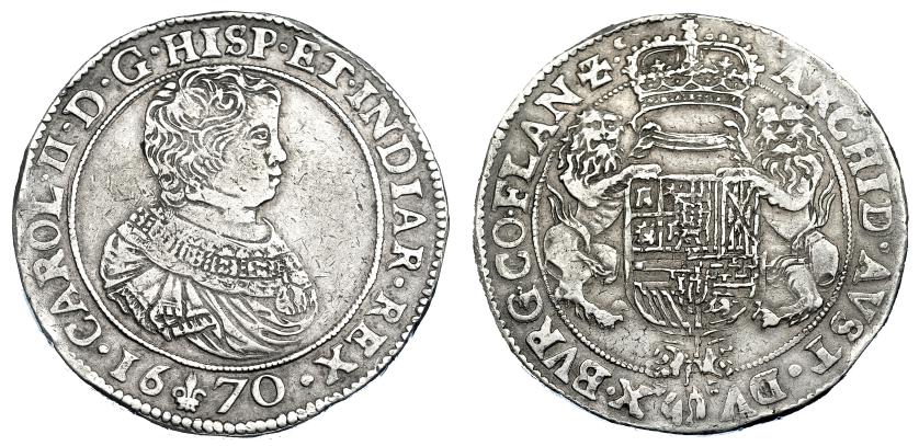 934   -  COLECCIÓN DE DUCATONES Y PATAGONES DE DOBLE PESO. CARLOS II. Doble ducatón. 1670. Brujas. A/ CAROL. II. D. G. HISP. ET. INDIAR. REX. R/ . ARCHID. AVST. DV-X. BVRG. CO .FLAN Zc. AR 64,63 g. DEL-327a (R2). DAV-No. Golpecitos en canto. MBC-/MBC. Muy rara.