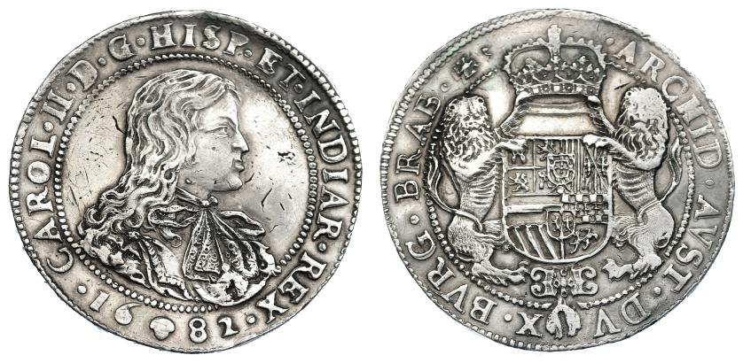 935   -  COLECCIÓN DE DUCATONES Y PATAGONES DE DOBLE PESO. CARLOS II. Doble ducatón. 1682. Bruselas. A/ CAROL. II. D. G. HISP. ET. INDIAR. REX. R/ . ARCHID. AVST. DV-X. BVRG. BRAB . Zc. AR 64,32 g. DEL-332a (R3). DAV-4484. Pequeñas marcas. MBC+. Muy rara