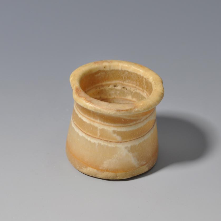 44   -  BACTRIA. Pequeño vaso (I milenio a.C.). Alabastro. Altura 4 cm, diámetro 4,5 cm.