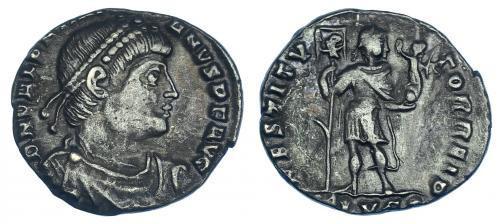 36   -  VALENTINIANO I. Silicua. Lugdunum (364-367). R/ Emperador en traje militar con victoria, lábaro con crismón y gancho en el mástil; RESTITVTOR REIP, exergo (-)LVG. RIC-6. MBC.