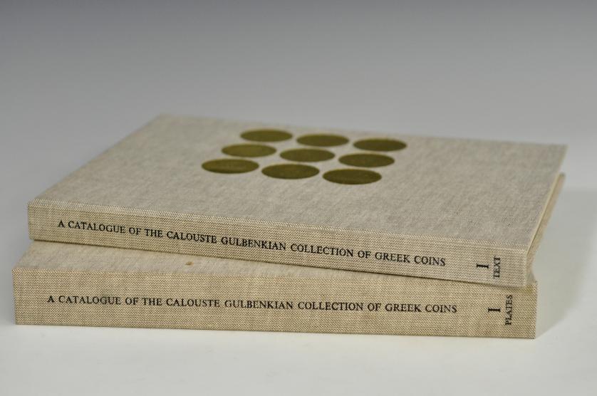 1020   -  LIBROS. E. S. G. Robinson, A Catalogue of the Calouste Gulbenkian Collection of Greek Coins. Part 1. Italy, Sicily, Carthage, Lisboa, 1971. 2 vols. Texto y láminas. Tapa dura. Encuadernación en caja.