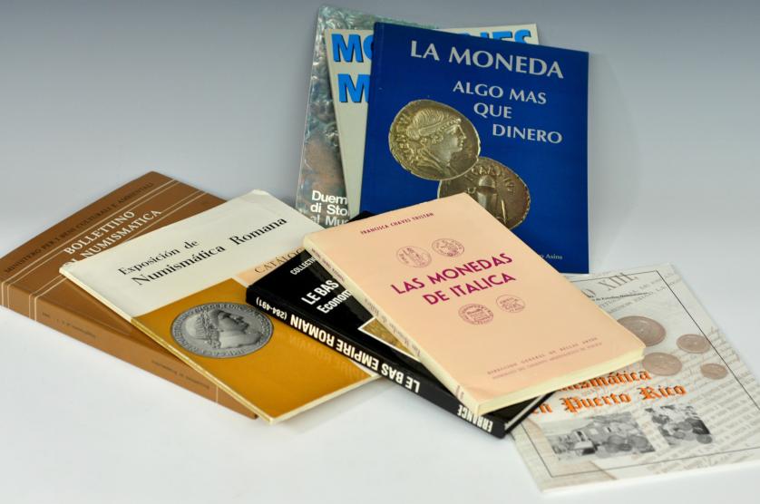 1035   -  LIBROS. Lote 8 publicaciones: F. Chaves, Las monedas de Itálica, Sevilla, 1978 (dedicado por la autora); VV. AA., Moneda y numismática en Puerto Rico, Universidad de Turabo, Publicación del Museo y Centro de Estudios Humanísticos, Año II. Número 1, Gurabo, 1997 (tapa blanda, formato revista); P. Schiesser, Monnaies Mémoire. Quand les pièces racontent…, Tours, 1990 (catálogo de exposición), tapa blanda; C. Alfaro Asins, La Moneda. Algo más que dinero, Leganés, 1996, tapa blanda; G. Depeyrot, Le bas Empire Romain. Economie et numismatique (284-491), Paris, 1987, tapa dura;  VV. AA., Duemila Anni di Storia della Moneta al Museo Bottacin, Padova, 1988; tapa blanda; VV. AA., Exposición de Numismática Romana. Catálogo. Palacio del Museo Arqueológico, Diputación provincial de Barcelona. Instituto de Prehistoria y Arqueología, Barcelona, 1964, tapa blanda, catálogo sin fotos; VV. AA., La Numismática e il Computer, Bollettino di Numismatica, Supplemento, vol. 1, Milán, 1984, tapa dura.