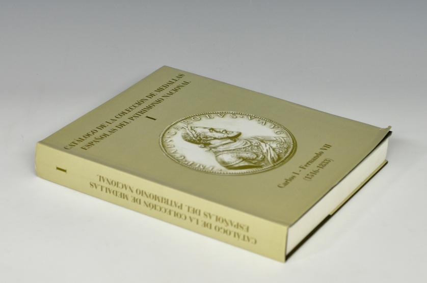 1043   -  LIBROS. M. Ruiz Trapero. Catálogo de la colección de medallas españolas de Patrimonio Nacional. Vol. I. Carlos I-Fernando VII (1516-1833), Madrid. 2003. Tapa dura con sobrecubierta.