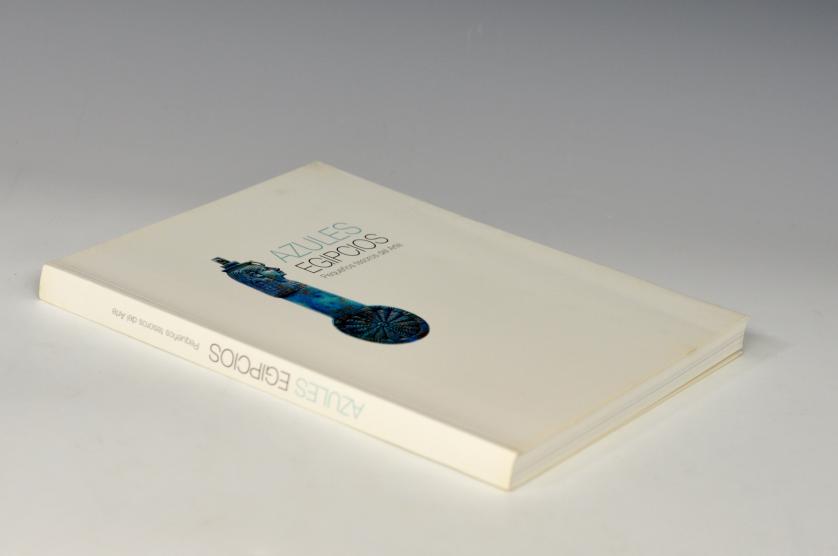 1044   -  LIBROS. VV.AA. Azules Egipcios: Pequeños tesoros del Arte. Madrid. 2005. Catálogo de exposición. Tapa blanda.