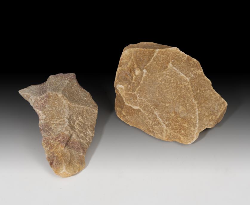 1046   -  PREHISTORIA. Período Achelense. Bifaz y Hendedor (200.000 a.C.). Cuarcita. Altura 11,5 cm cada uno.